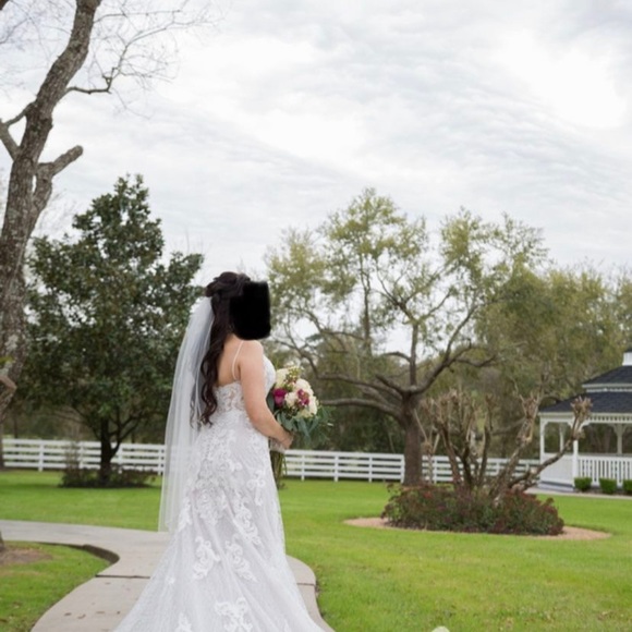 Gorgeous Maggie Soterro Wedding Dress - Picture 2 of 8